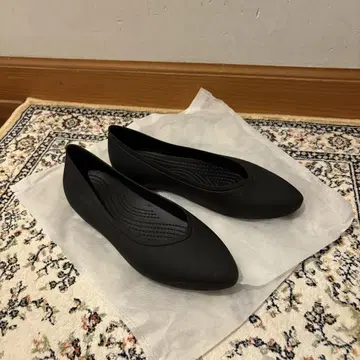 Crocs 블랙 플랫슈즈