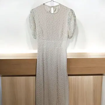 아이보리 플라워 자수 퍼프 슬리브 원피스