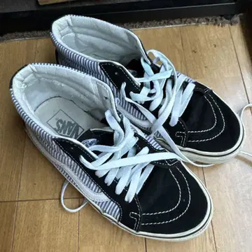 Vans 스트라이프 패턴 하이컷 스니커즈