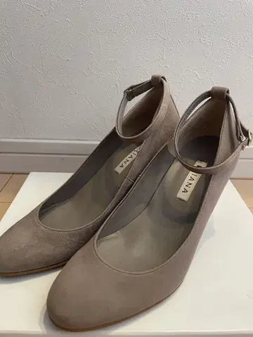 DIANA 스트랩 펌프스 23cm