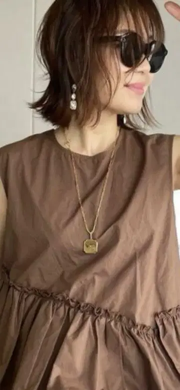이데알루체 브라운 볼륨 블라우스