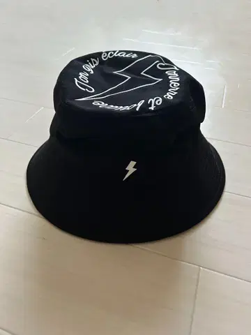 번개 로고가 있는 블랙 버킷 햇