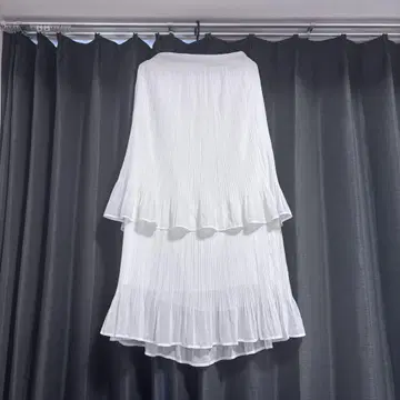 화이트 플리츠 스커트 프릴 장식