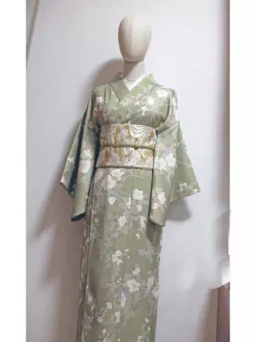 연한 녹색 꽃무늬 기모노 오비 포함