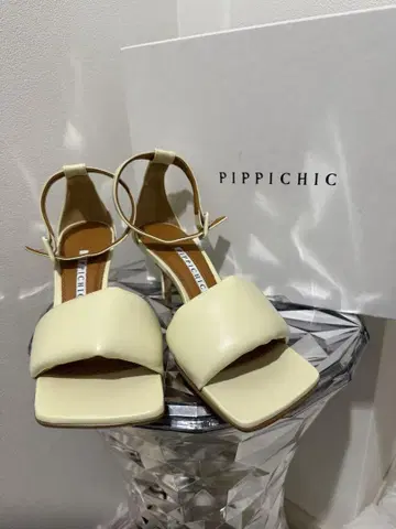 미사용 새상품! PIPPICHIC 크림 앵클 스트랩 샌들