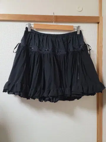프릴이 달린 블랙 스커트