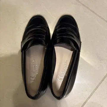 경량 통굽 에나멜 블랙 로퍼 아르테미스 다이애나
