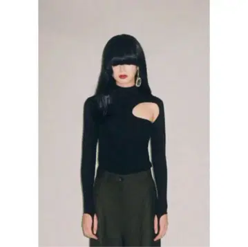 존 블랙 피티드 컷아웃 톱