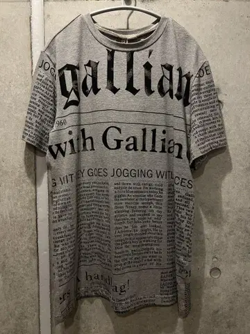 John Galliano 뉴스 페이퍼 티셔츠 그레이 남성용 반팔