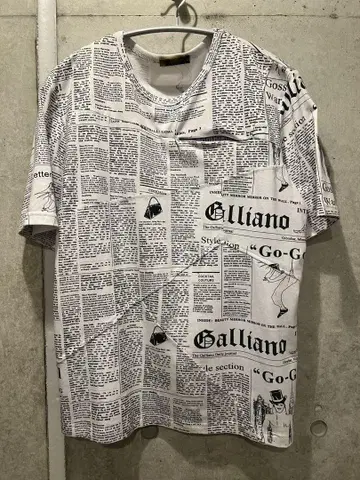 John Galliano 숨겨진 포켓 재구성 뉴스 페이퍼 티셔츠