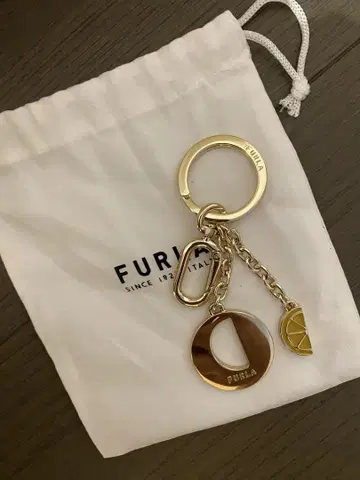 미사용 새상품 FURLA 골드 참 레몬 모티브
