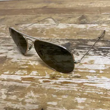 이탈리아에서 제조된 RAY BAN 선글라스