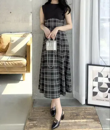 체크 무늬 천 도킹 슬리브리스 원피스