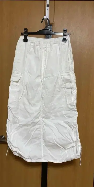 화이트 타이트 스커트 사이드 포켓 부착