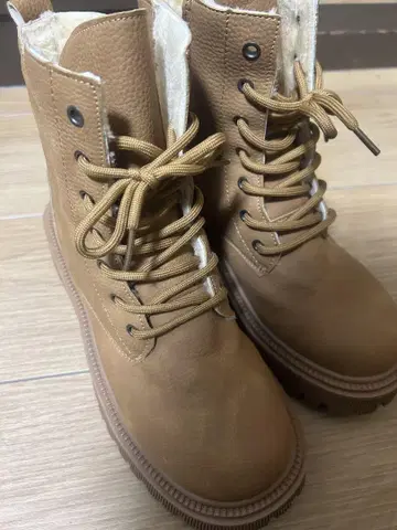 베이지 합성 피혁 앵클부츠
