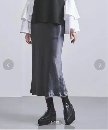 UNITED ARROWS 새틴 세미 플레어 스커트
