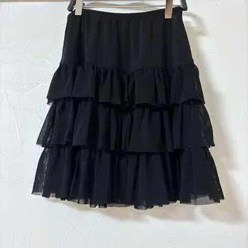 프릴이 달린 블랙 스커트