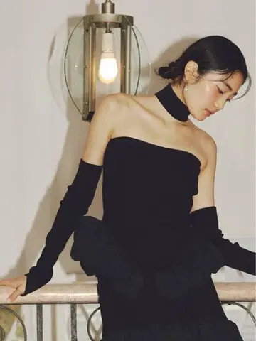 프릴이 달린 블랙 베어 탑, 암 워머, 넥 부품의 3개 세트