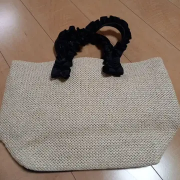 프릴이 달린 스트로우 백