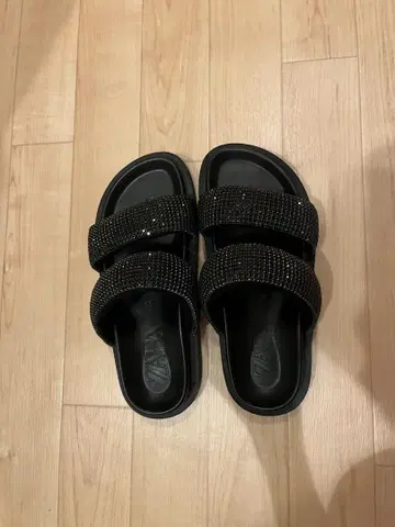 자라 비쥬 장식 블랙 샌들 36