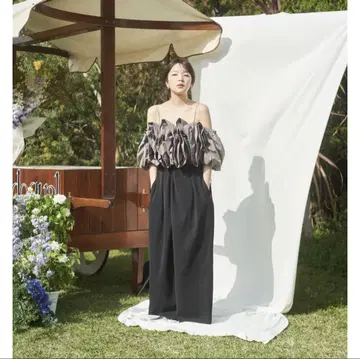 동일한 볼륨의 오프숄더 블라우스