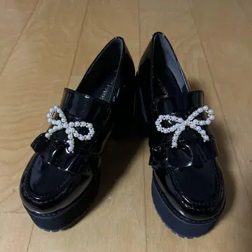 통굽 블랙 로퍼, 펄 리본 포함