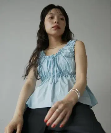 DRWCYS 슬리브리스 개더 리본 블라우스 블루
