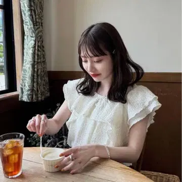 hinari 히나리 셔링 플레어 블라우스 화이트