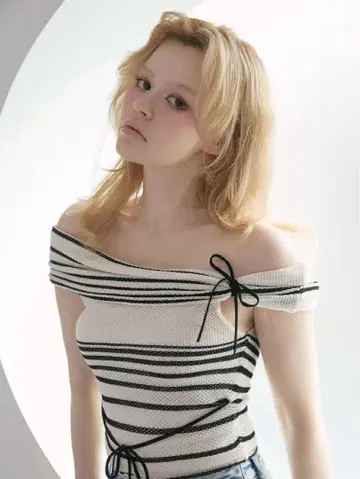 andmary 콘니 오프숄더 톱/ 블랙