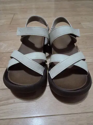 아이보리 크로스 스트랩 샌들