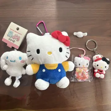 산리오 헬로키티 봉제 인형과 키링 세트 시나몬 롤 공식