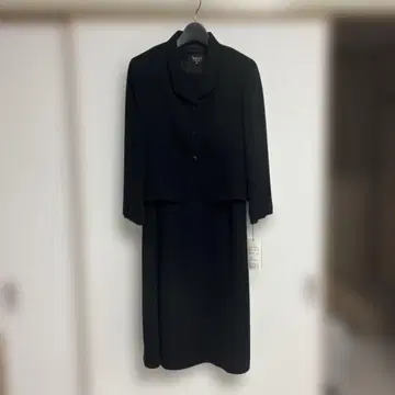 레이스가 있는 블랙 포멀 슈트