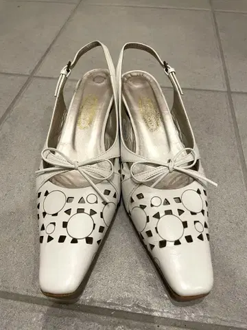 긴자 요시노야 화이트 샌들 펌프스