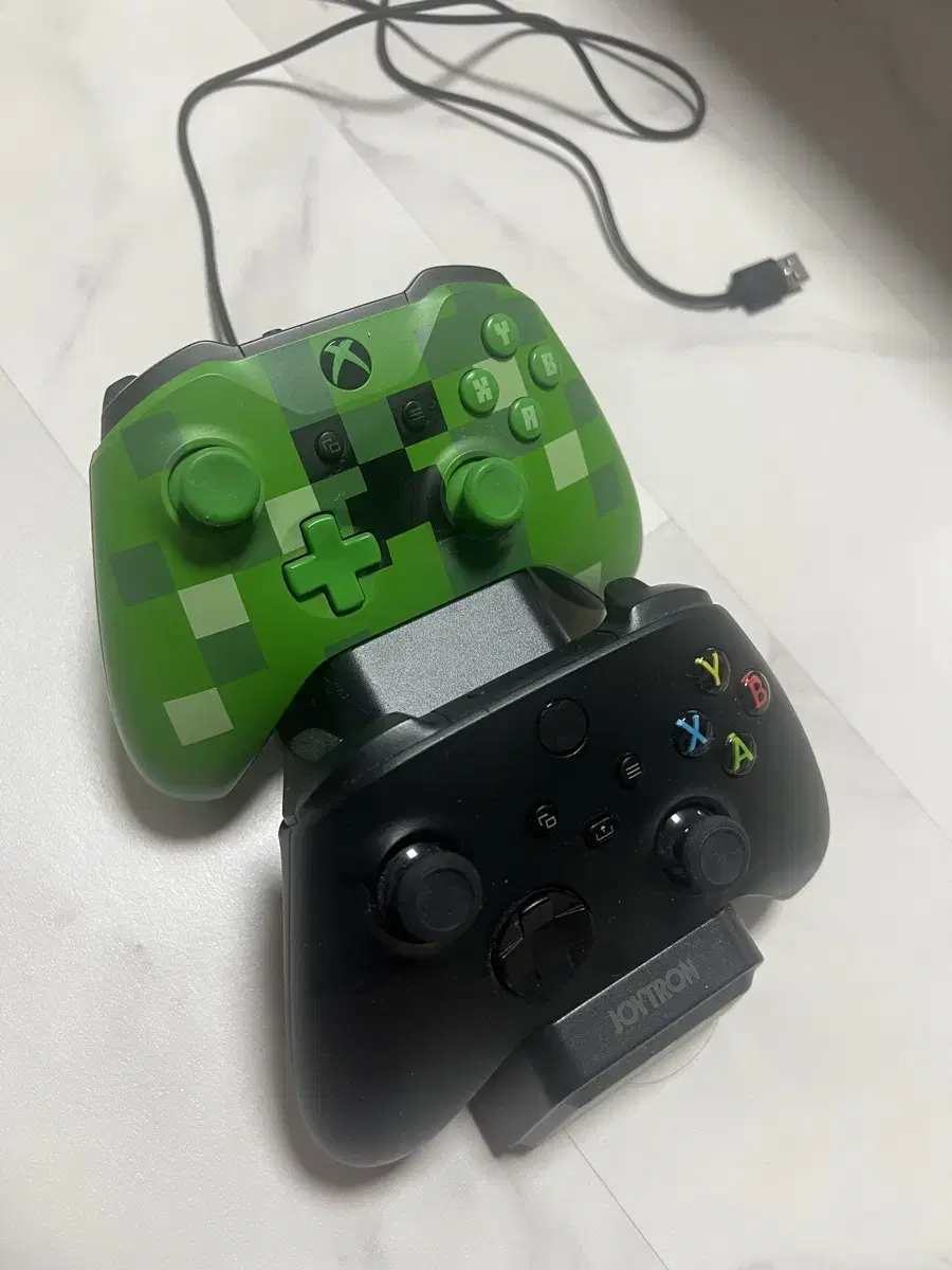 Two Xbox controllers + receiver USB