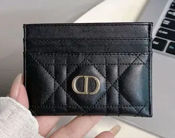 CD 로고가 있는 블랙 가죽 카드 케이스