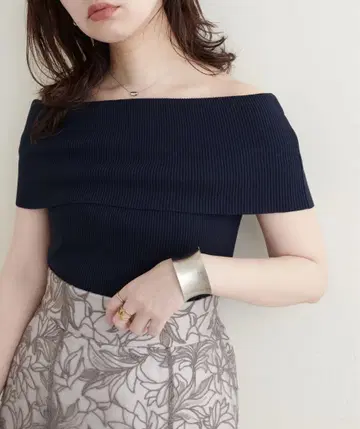 natural couture 오프숄더 슬리브리스 풀오버 탑