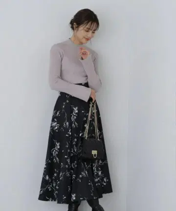 프로포션 바디 드레싱 모노톤 플라워 플레어 스커트 꽃무늬 블랙