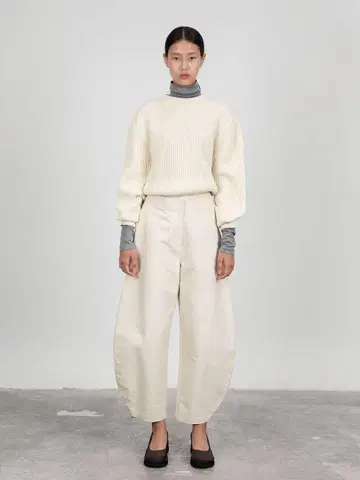 AMOMENTO CURVED LEG PANTS 아모멘토 팬츠