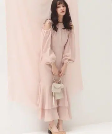 무게트 오픈 숄더 리본 원피스