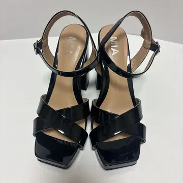 MIA 블랙 크로스 스트랩 샌들