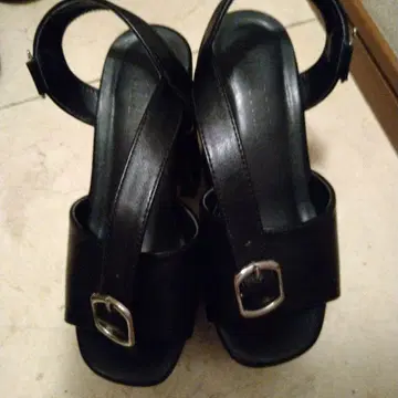 블랙 플랫폼 샌들 버클 통굽
