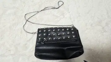 스터드가 달린 블랙 숄더백