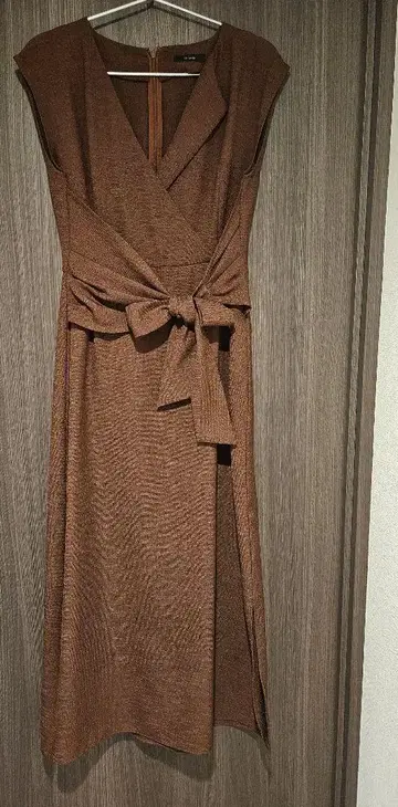 알아바일 브라운 슬리브리스 랩 원피스