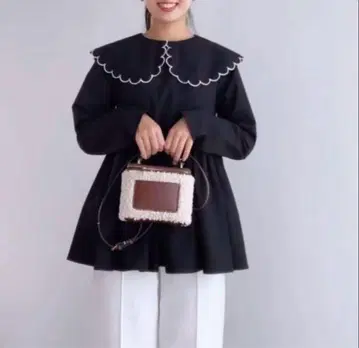 핏모어 스캘럽 칼라 페플럼 롱 슬리브 블라우스 POPUP 한정판