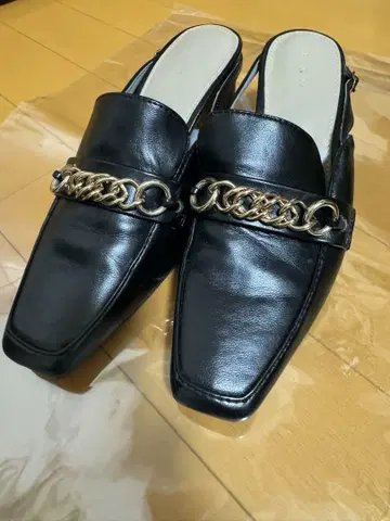RENDA 랜다 블랙 가죽 뮬 체인 샌들