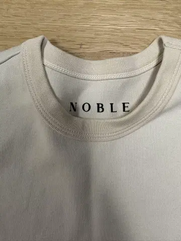 NOBLE 반팔 티셔츠 베이지 계열