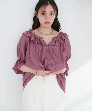 natural couture 프릴 스모크 캔디 슬리브 블라우스