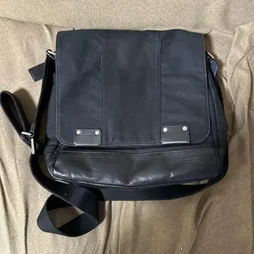 블랙 캔버스와 가죽 숄더백