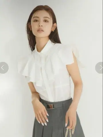 Lily Brown 프릴 칼라 블라우스