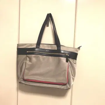 Paul Smith의 그레이지 컬러에 빨간색 악센트가 가미된 빅 토트백